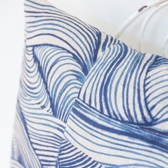 Cojín 'La Nao' estampado ondas azul 50x70