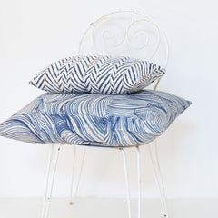Cojín 'La Nao' estampado ondas azul 50x70