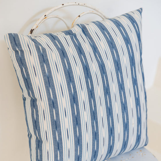 Cojín 'Riurau' ikat rayas azules 55x55