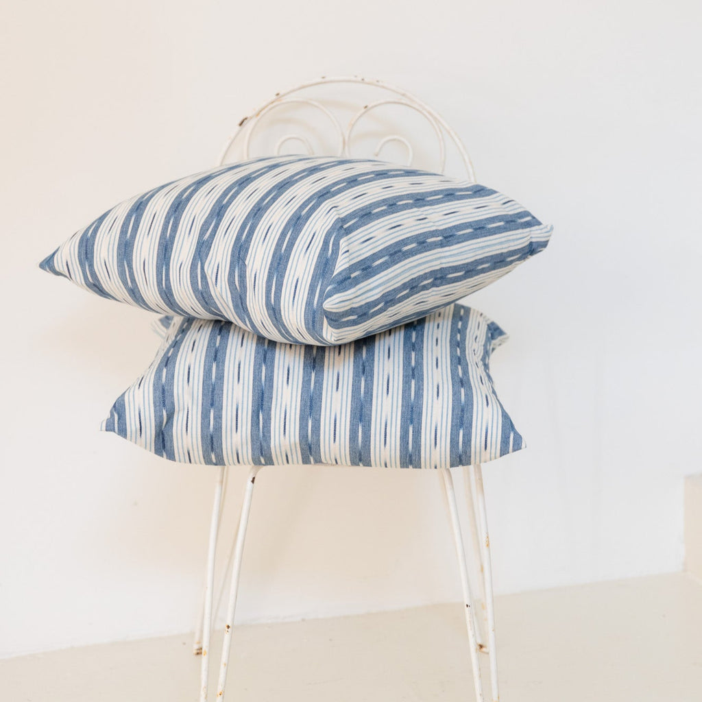 Cojín 'Riurau' ikat rayas azules 55x55