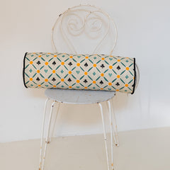 Cojín cilíndrico de naipes y rayas verde