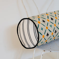 Cojín cilíndrico de naipes y rayas verde