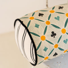 Cojín cilíndrico de naipes y rayas verde