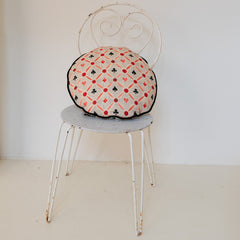 Cojín circular de naipes y rayas rojo