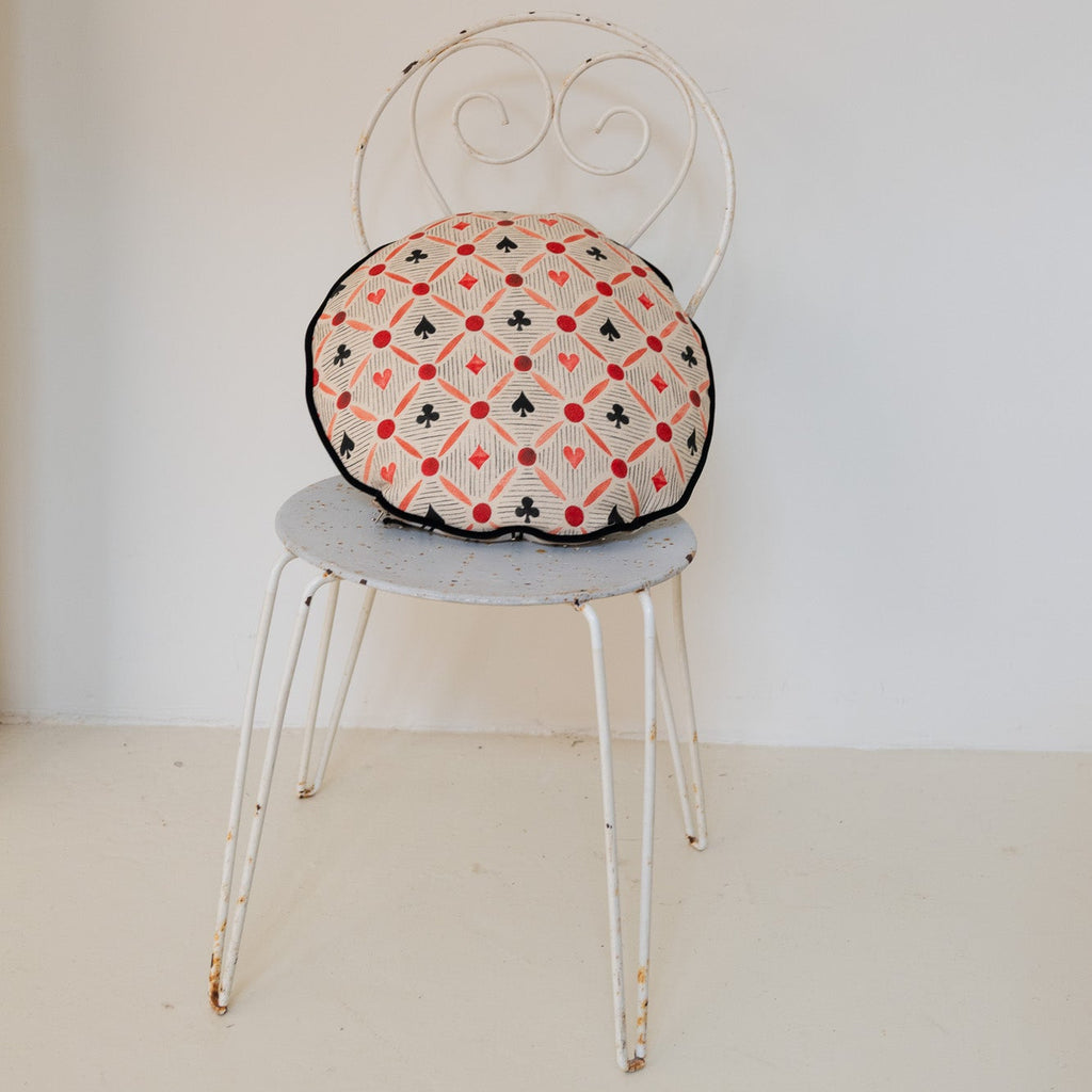 Cojín circular de naipes y rayas rojo