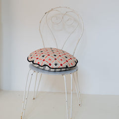 Cojín circular de naipes y rayas rojo