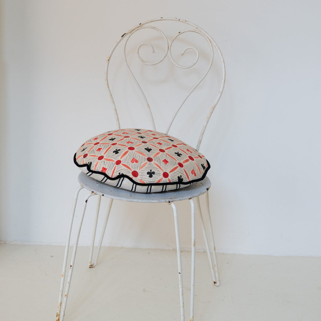 Cojín circular de naipes y rayas rojo