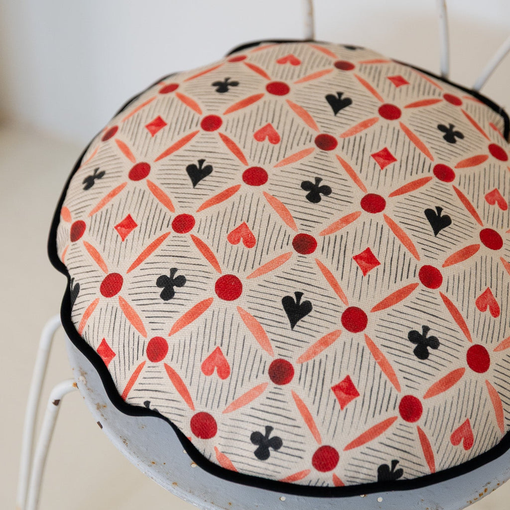 Cojín circular de naipes y rayas rojo