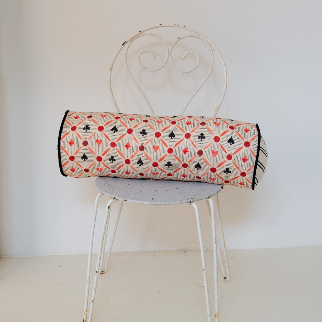 Cojín cilíndrico de naipes y rayas rojo