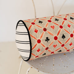 Cojín cilíndrico de naipes y rayas rojo