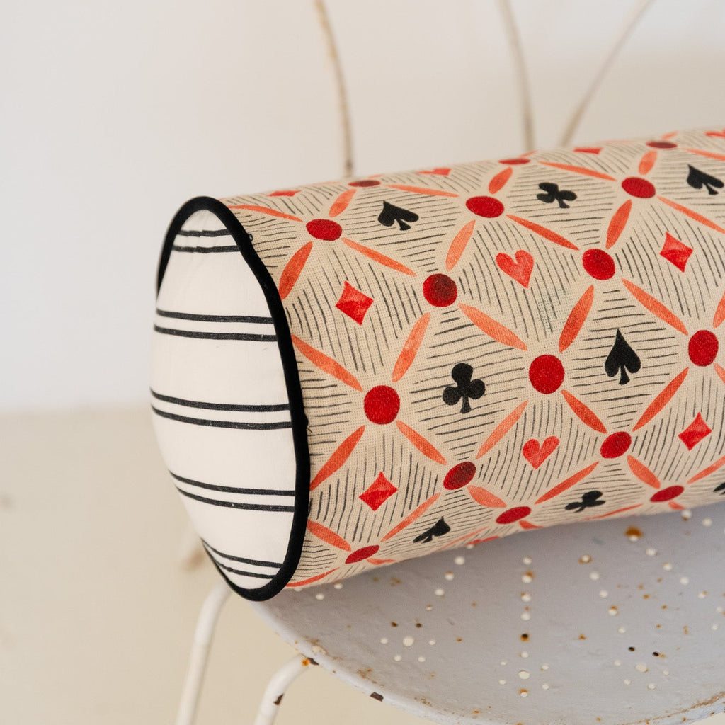 Cojín cilíndrico de naipes y rayas rojo