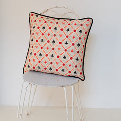 Cojín cuadrado de naipes y rayas rojo