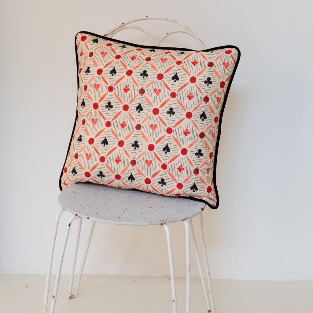 Cojín cuadrado de naipes y rayas rojo