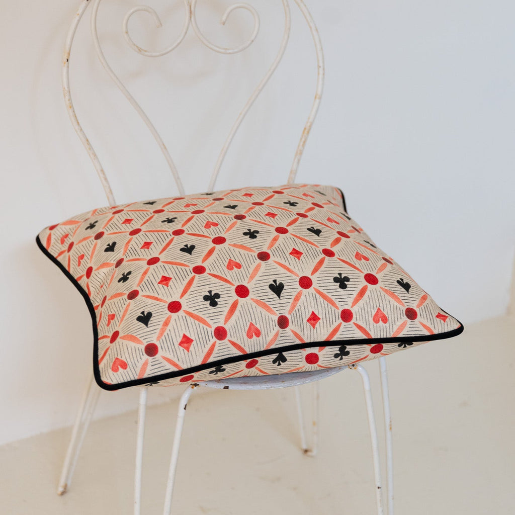 Cojín cuadrado de naipes y rayas rojo