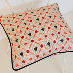 Cojín cuadrado de naipes y rayas rojo