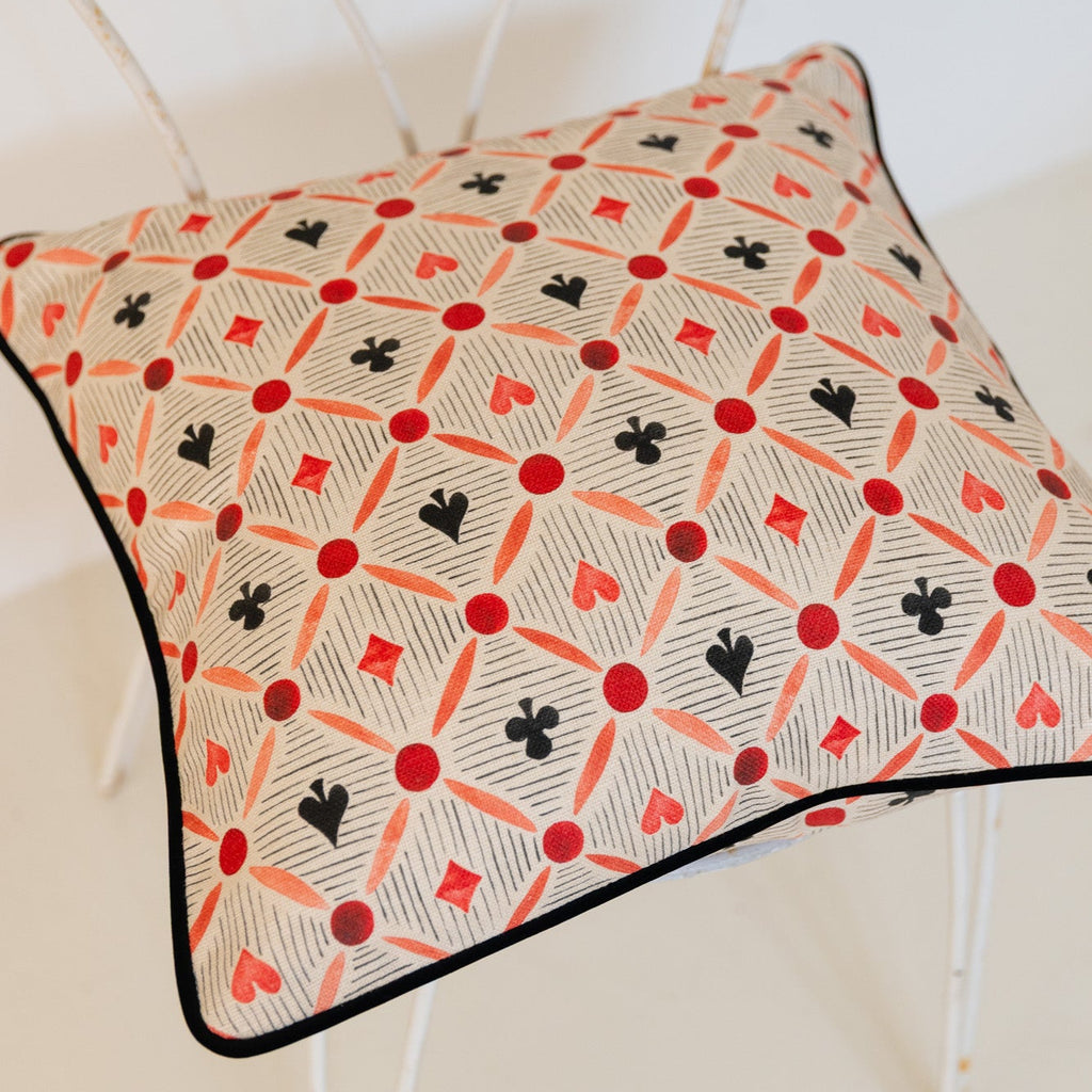 Cojín cuadrado de naipes y rayas rojo