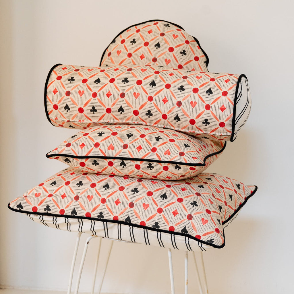 Cojín cilíndrico de naipes y rayas rojo