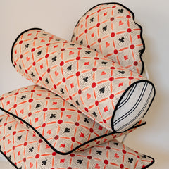 Cojín cilíndrico de naipes y rayas rojo