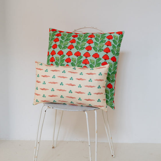 Cojín 'El Rodat' beige con rojos y verdes 30x50
