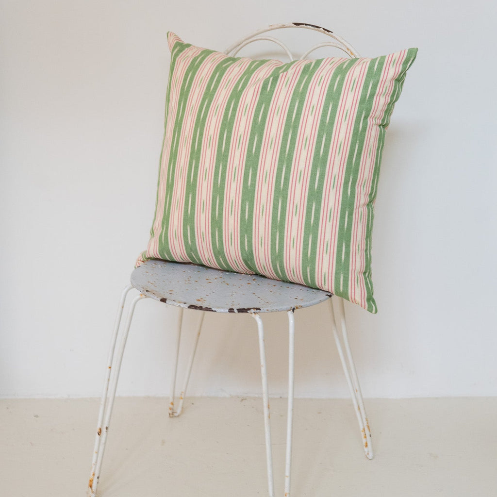 Cojín 'Riurau' ikat de rayas verdes y rosas 55x55