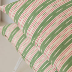 Cojín 'Riurau' ikat de rayas verdes y rosas 55x55