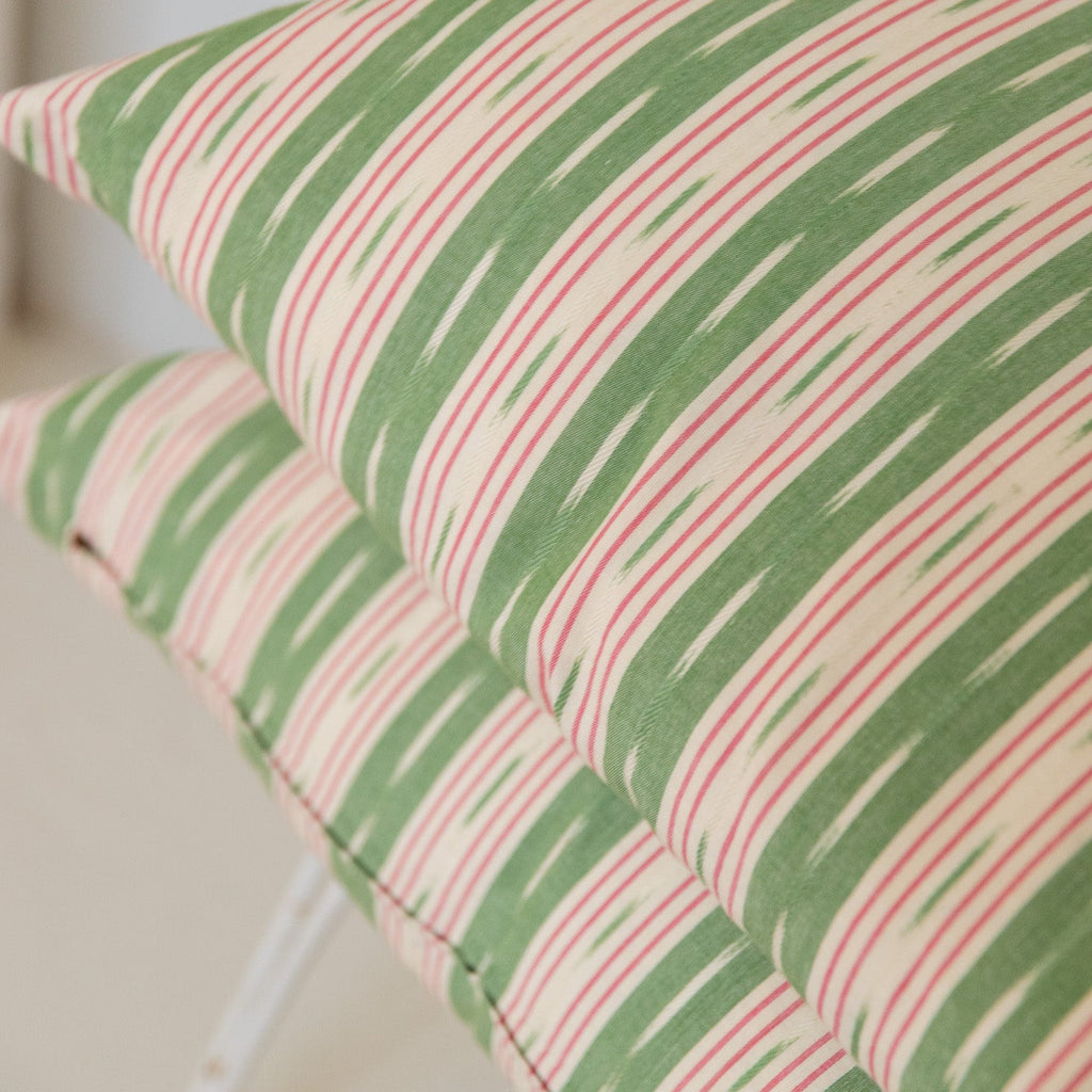 Cojín 'Riurau' ikat de rayas verdes y rosas 55x55