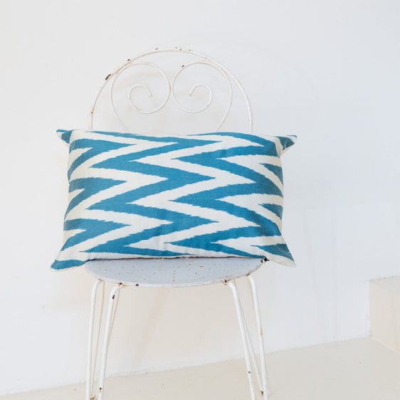 Cojín de seda ikat 'Zigzag'