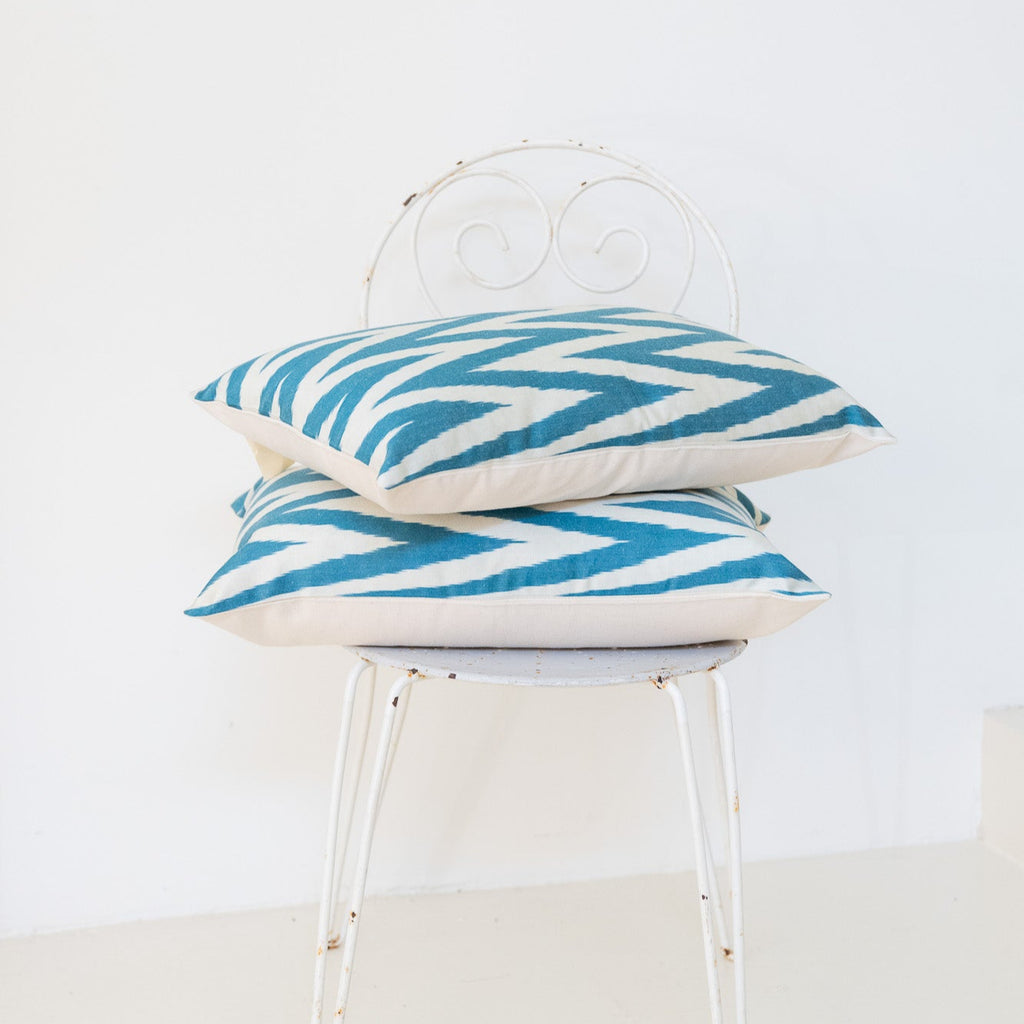 Cojín de seda ikat 'Zigzag'