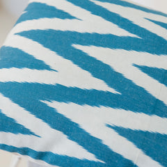 Cojín de seda ikat 'Zigzag'
