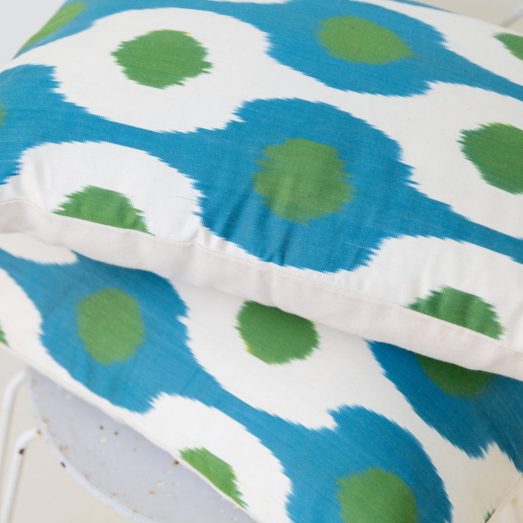 Cojín de seda ikat 'Pavo Real'