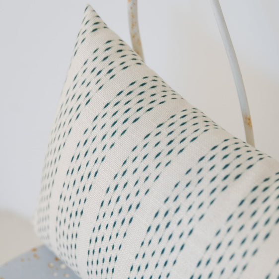 Cojín 'Cala Blanca' ikat rayitas azul verdoso 30x50