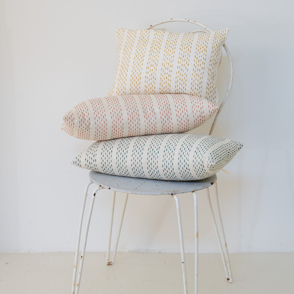 Cojín 'Cala Blanca' ikat rayitas coral 30x50