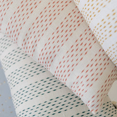 Cojín 'Cala Blanca' ikat rayitas coral 30x50