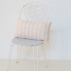 Cojín 'Cala Blanca' ikat rayitas coral 30x50