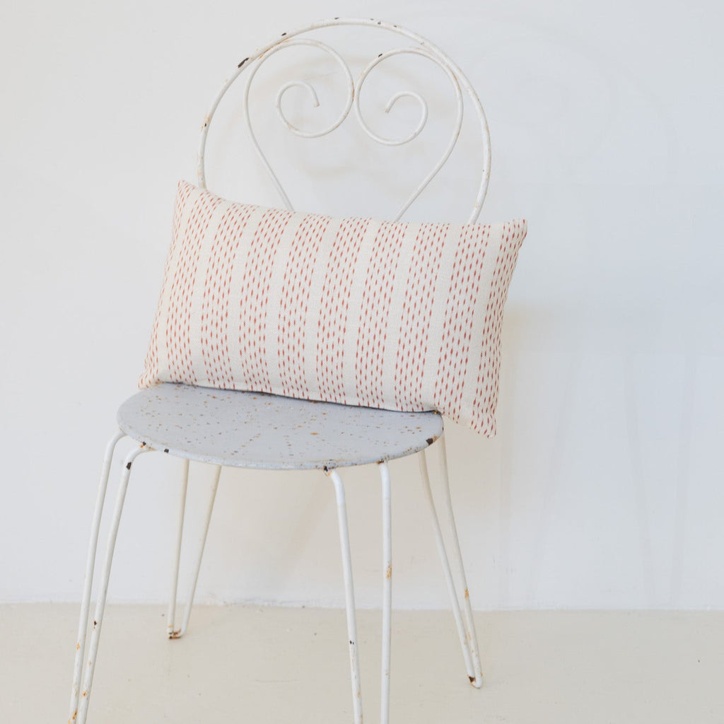 Cojín 'Cala Blanca' ikat rayitas coral 30x50