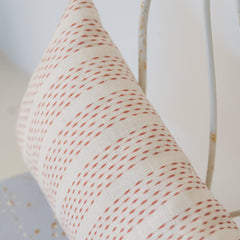 Cojín 'Cala Blanca' ikat rayitas coral 30x50