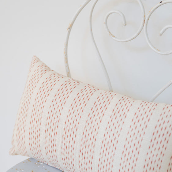 Cojín 'Cala Blanca' ikat rayitas coral 30x50