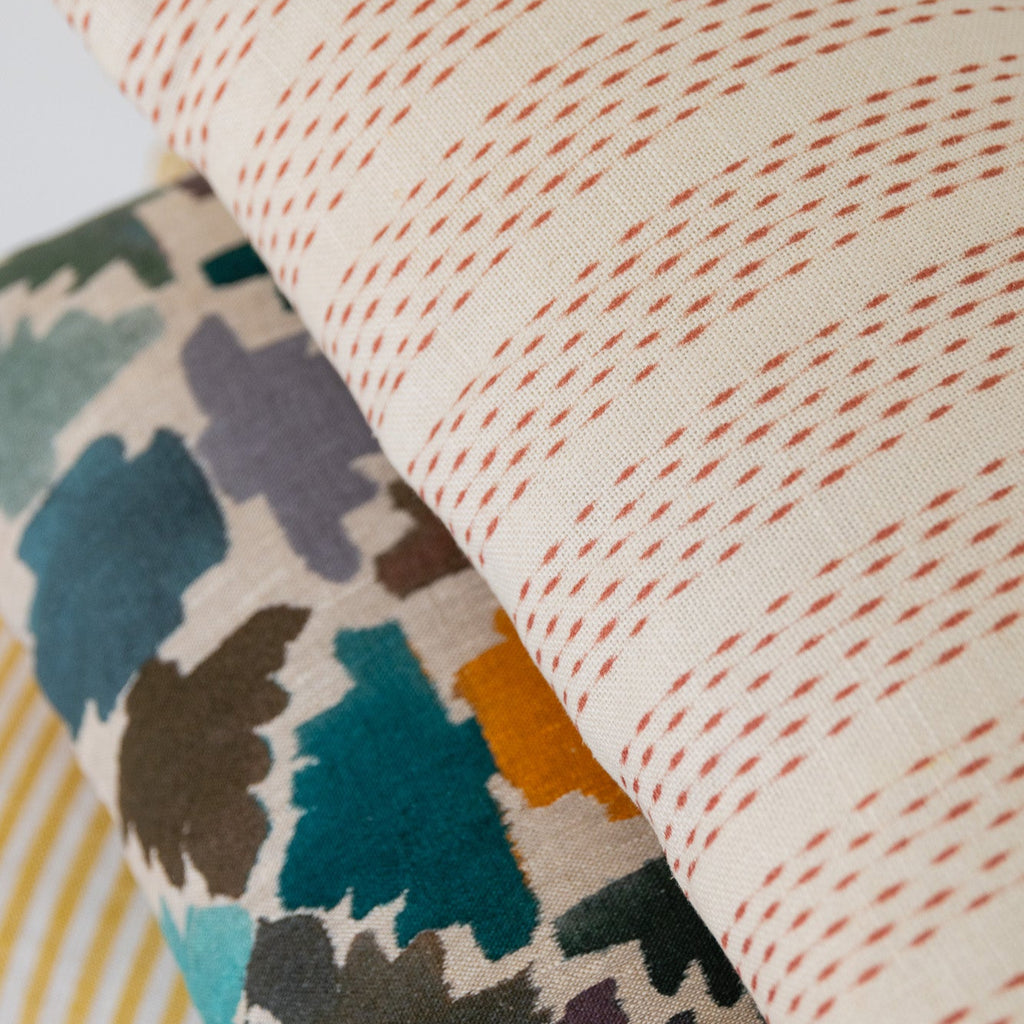 Cojín 'Cala Blanca' ikat rayitas coral 30x50