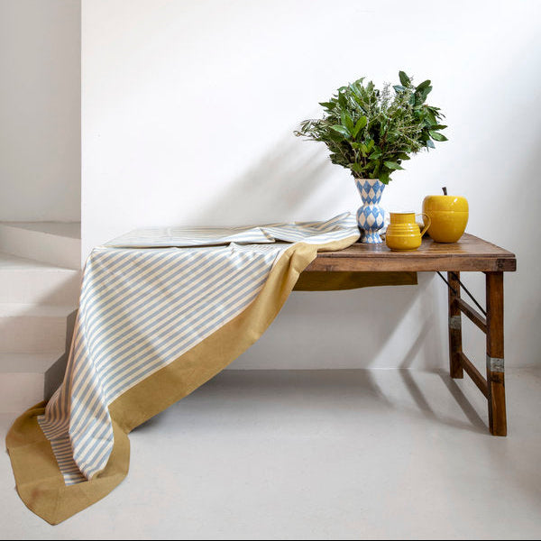 Mantel de algodón resinado 'Bauhaus' con rayas azul y cenefa curry