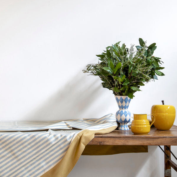 Mantel de algodón resinado 'Bauhaus' con rayas azul y cenefa curry