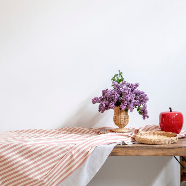 Mantel de algodón resinado 'Bauhaus' con rayas rosa y cenefa piedra