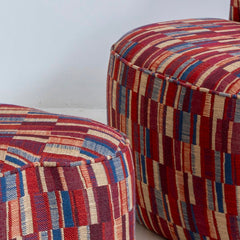 Puf tapizado 'Fez' estampado en colores rojizos, azules y beige