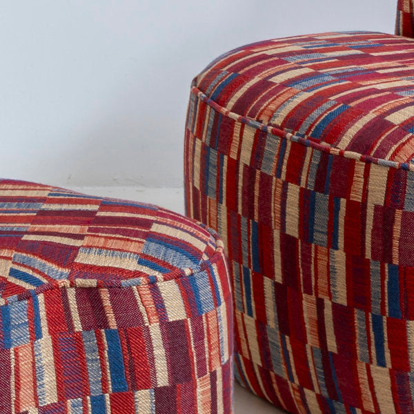Puf tapizado 'Fez' estampado en colores rojizos, azules y beige