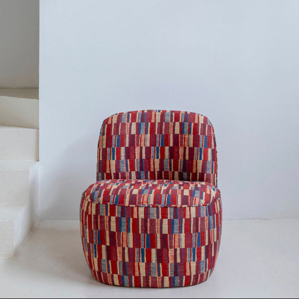 Butaca tapizada 'Fez' estampado en colores rojizos, azules y beige