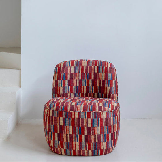 Butaca tapizada 'Fez' estampado en colores rojizos, azules y beige