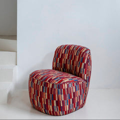 Butaca tapizada 'Fez' estampado en colores rojizos, azules y beige