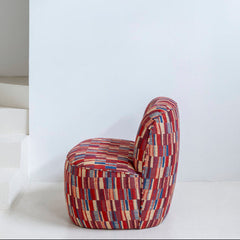 Butaca tapizada 'Fez' estampado en colores rojizos, azules y beige
