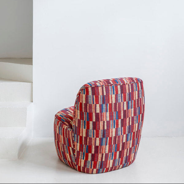 Butaca tapizada 'Fez' estampado en colores rojizos, azules y beige