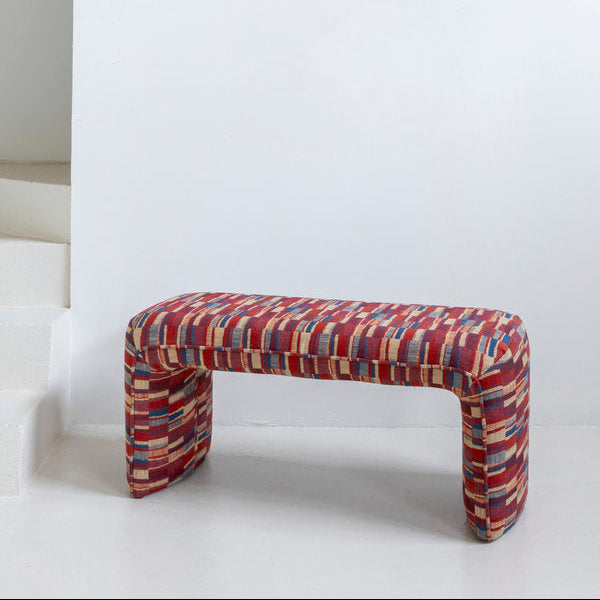 Banco tapizado 'Fez' estampado en colores rojizos, azules y beige