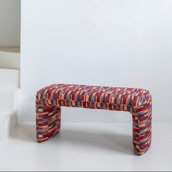 Banco tapizado 'Fez' estampado en colores rojizos, azules y beige